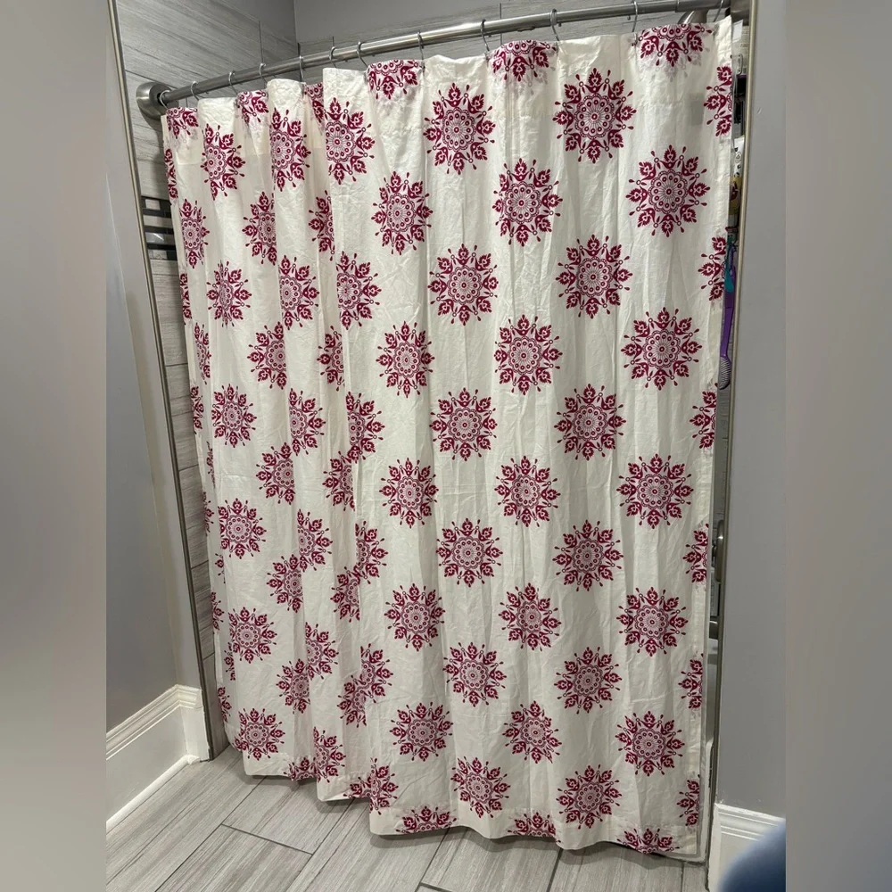 VHC Brands Mariposa Marshmallow & Fuchsia Medallion Shower Curtain 72 x 72 NWOT